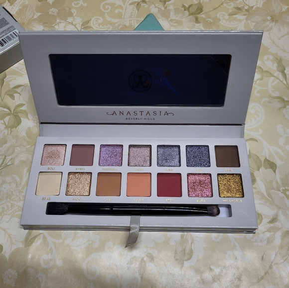 ABH Carli Bybel Eyeshadow Palette - Picture 5 of 10